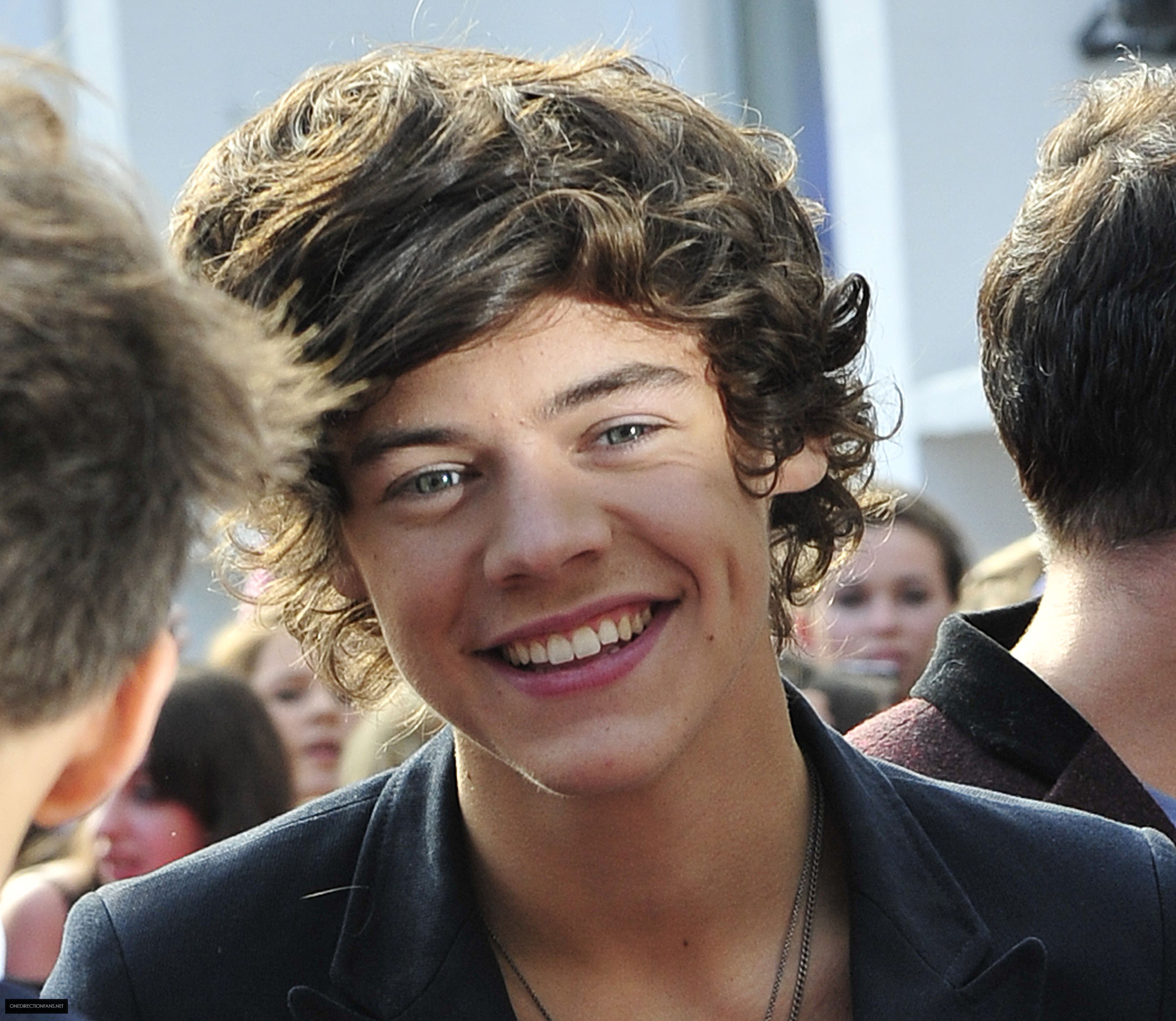 Can he smile. Harry Styles с партнером. Harry Styles bbc Radio 1.